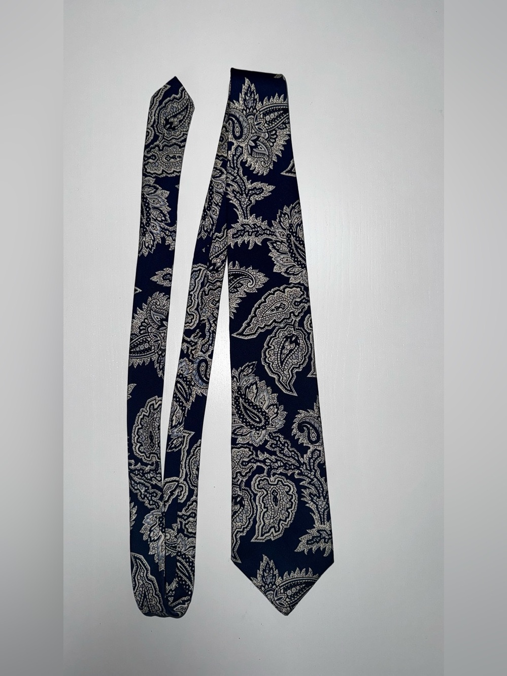 Claiborne Men’s Woven Silk Paisley Tie Blue White Classic Logo Accent